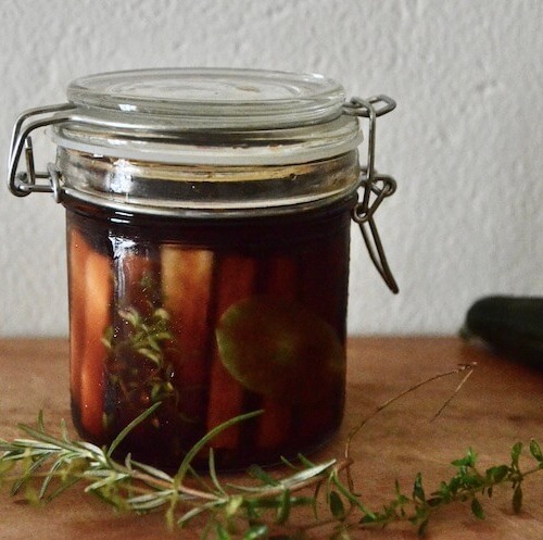 ガラス瓶に入ったピクルスとハーブ
