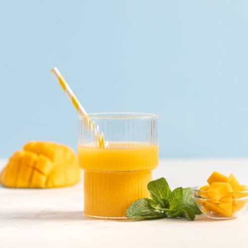 マンゴーのフルーツ酢とカットされたマンゴー