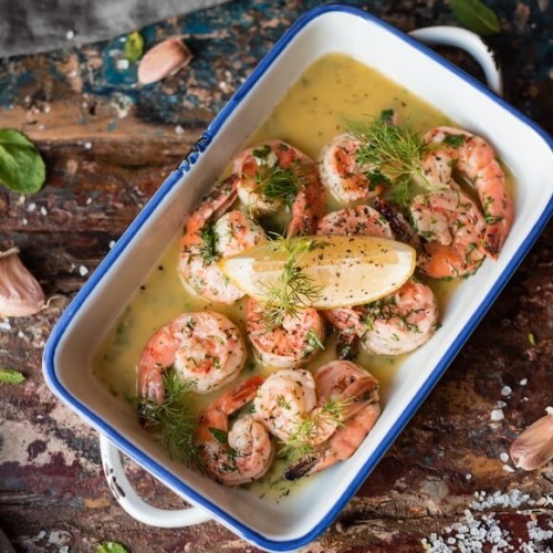 酢を使ったマリネ液につけて調理したガーリックバターシュリンプ。上に櫛形に切ったレモンがひとつ乗っている