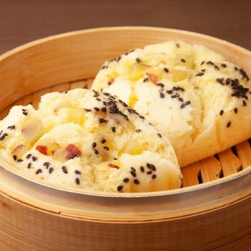 蒸籠に入ったさつまいも蒸しパン