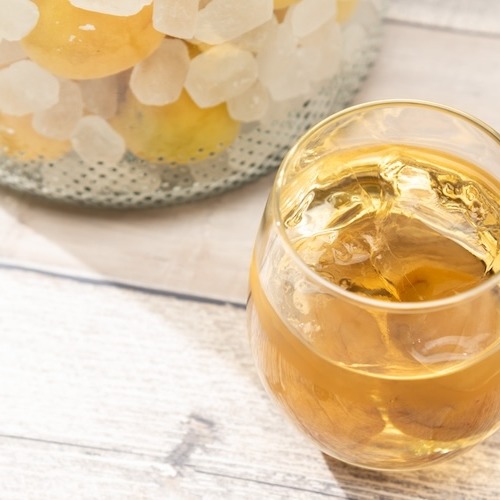 梅シロップの水割りがグラスに入っている