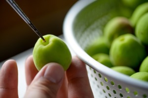 青梅の軸をとっている様子