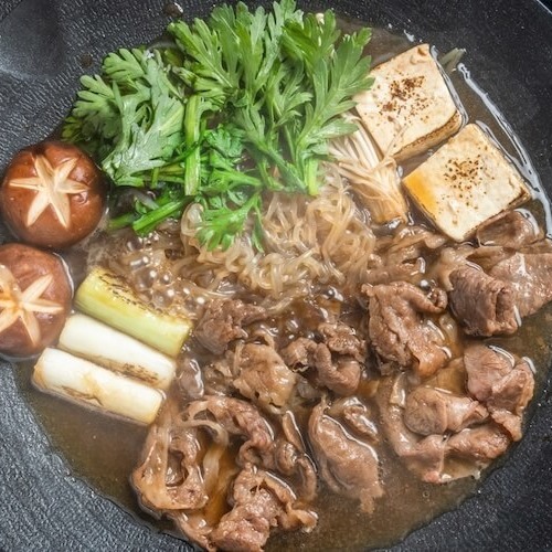 ぐつぐつ湯気の立った、すき焼き鍋