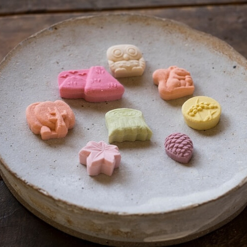 色とりどりの和三盆の小さな落雁（干菓子）