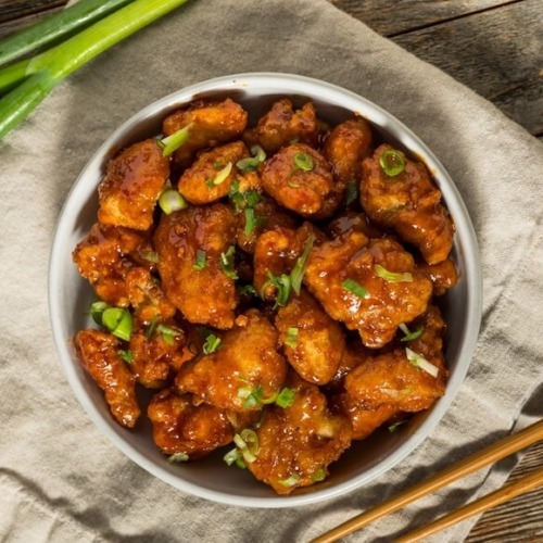 酢を使ったマリネ液につけて作られた韓国風チキンと長ネギ