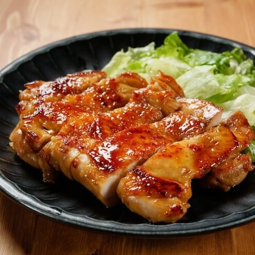 鶏肉の照り焼きとレタスが盛り付けられている