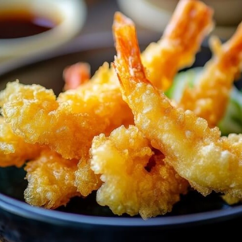 エビの天ぷらが４本皿に盛り付けられている