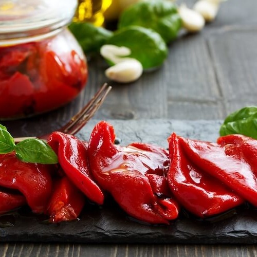 赤いパプリカのマリネとバジルの葉