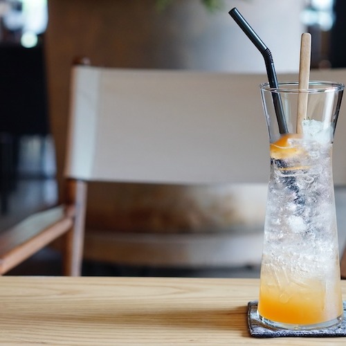 長めのグラスに梅サワーが入っている。