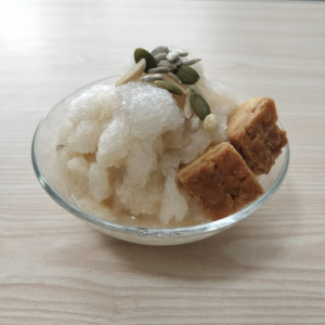 甘酒かき氷、ミックスシードとフロランタンがトッピング