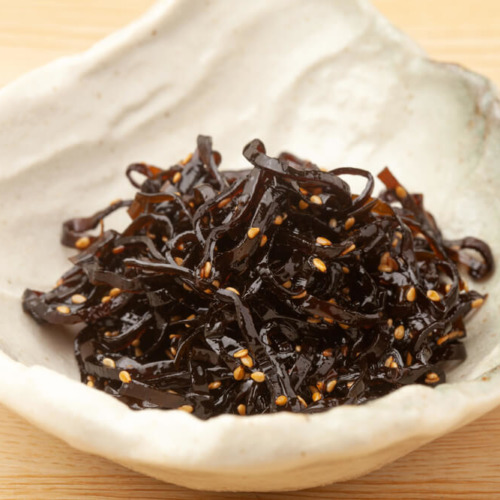 四角い小皿に盛られた昆布の佃煮｜出汁昆布リメイクレシピ