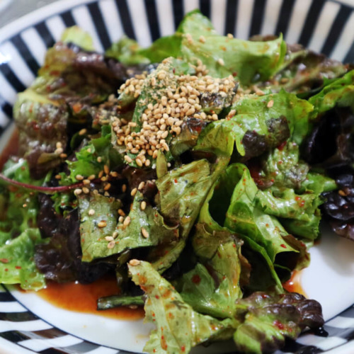 白胡麻がたっぷりかかったチョレギサラダ