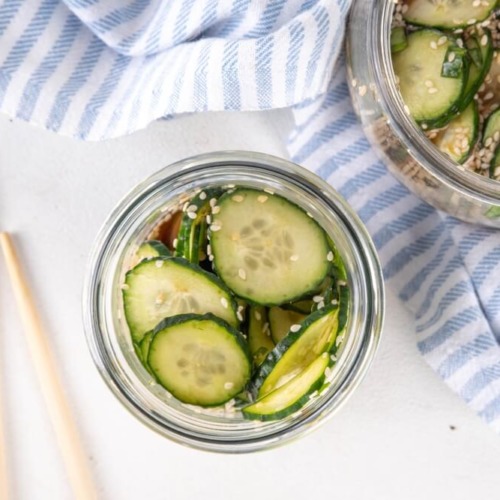 小瓶にきゅうりの醤油とごま油漬けが入っている。