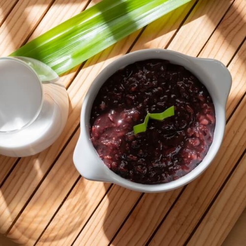 ココナッツミルクと黒米とあんこが入ったボウル皿