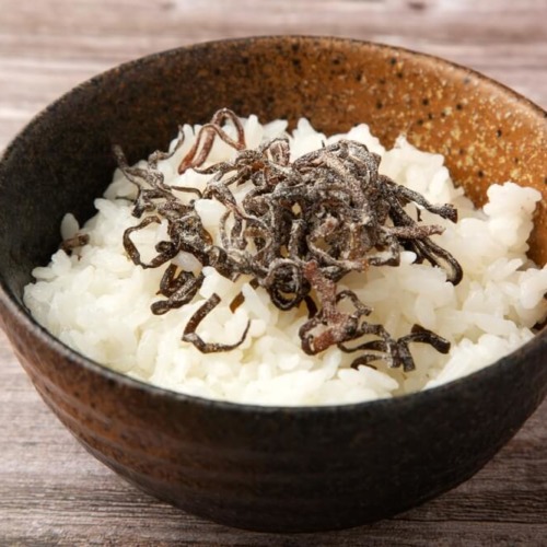 茶碗に盛り付けられた白米の上に塩昆布が乗っている