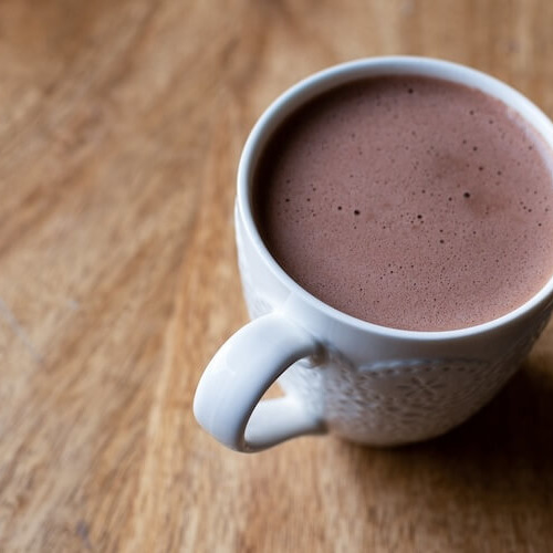 陶器のカップに入ったココア