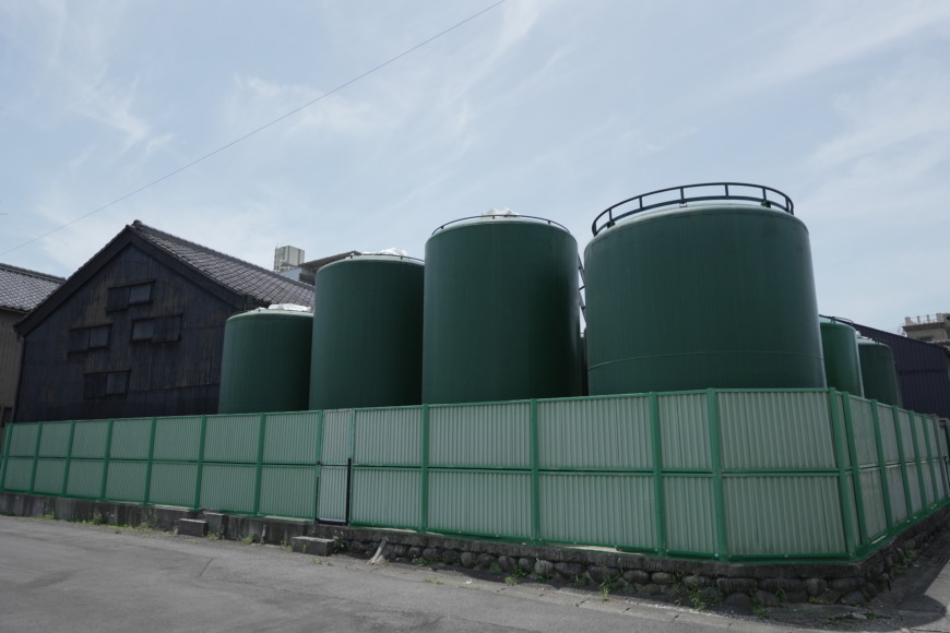 歴史的な建造物とみりん用タンク