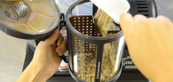 200ｇの生豆を焙煎します