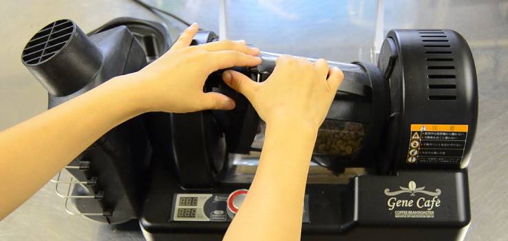 焙煎ドラムをセットする