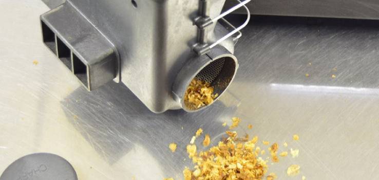 フタを開けて溜まったチャフを取り除きましょう