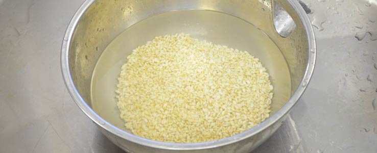 大豆を洗い、水に漬ける