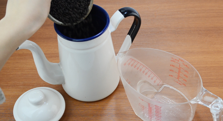 黒炒り玄米をいれる