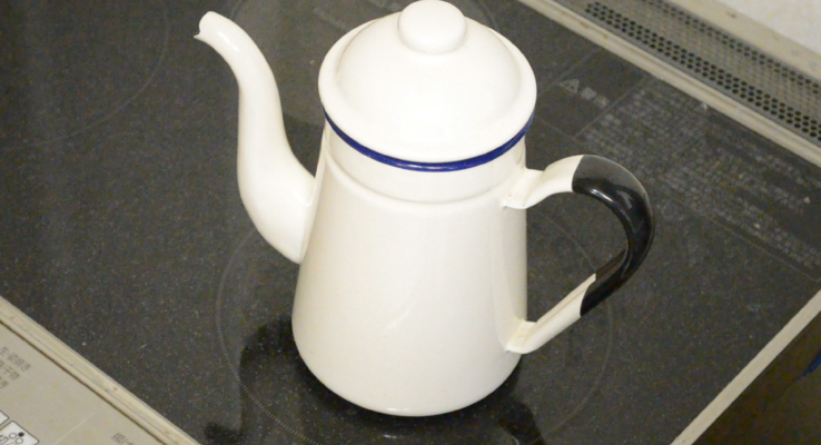 やかんにフタをし、火にかける