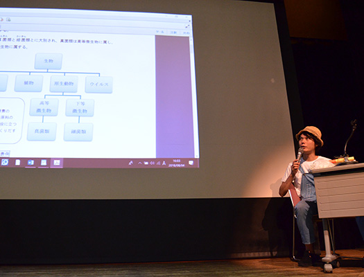 麹作りの工程を語るヒラクさん