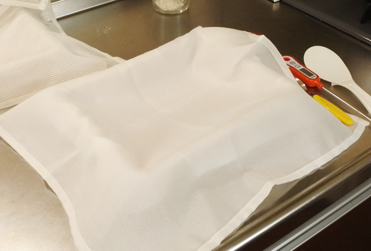 5. 蒸し米に種麹をふりかける（種切）