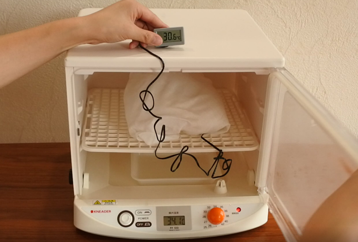 5. 蒸し米に種麹をふりかける（種切）