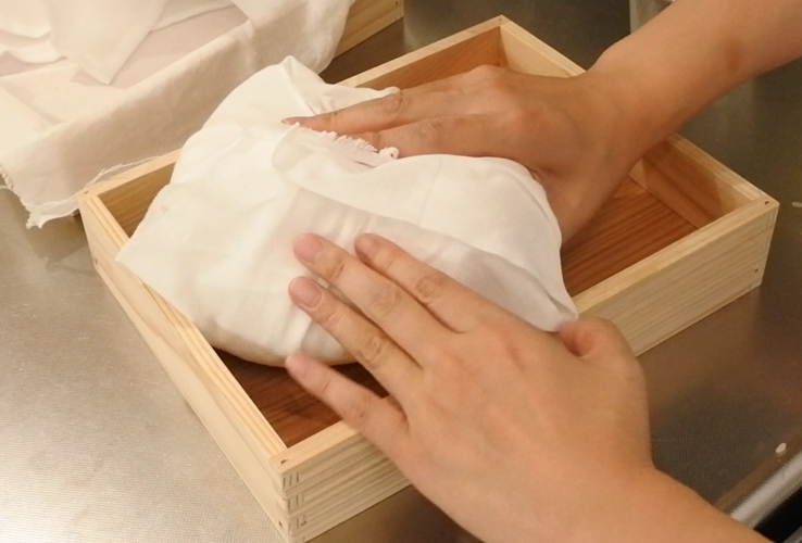 5. 蒸し米に種麹をふりかける（種切）