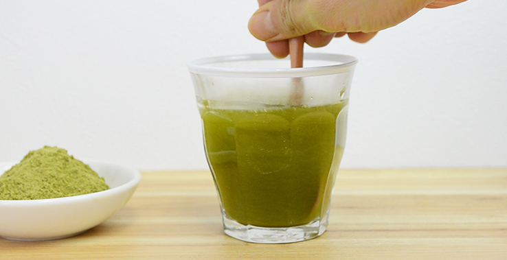 粉末をかき混ぜる