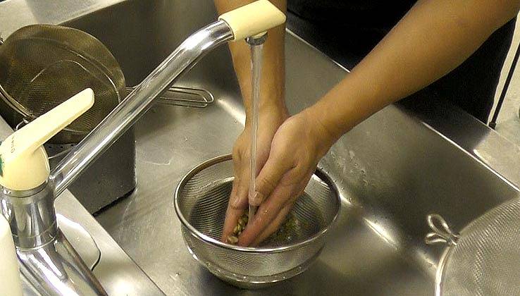 生豆をお湯で洗う