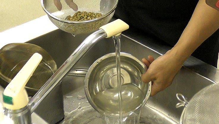 生豆をお湯で洗う