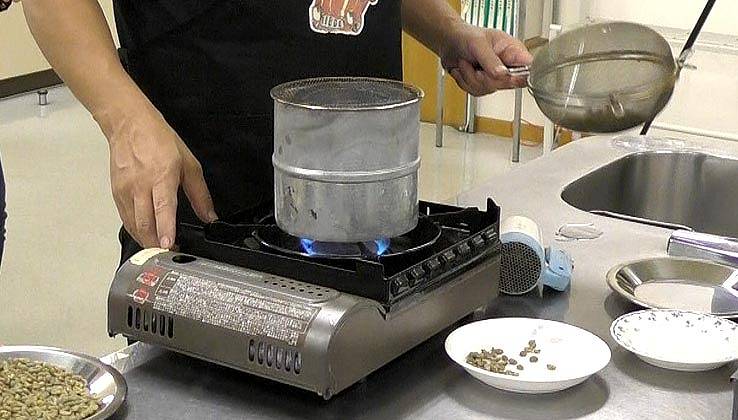 生豆を火にかける