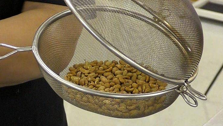 人肌くらいに色づいた豆