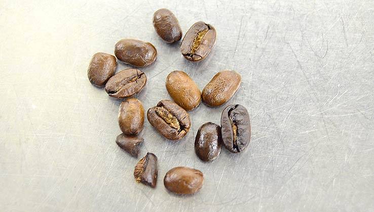 焙煎後も欠点豆をはじく