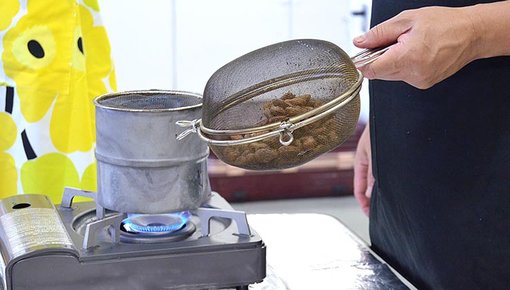 手網式焙煎機に入れ、火にかける