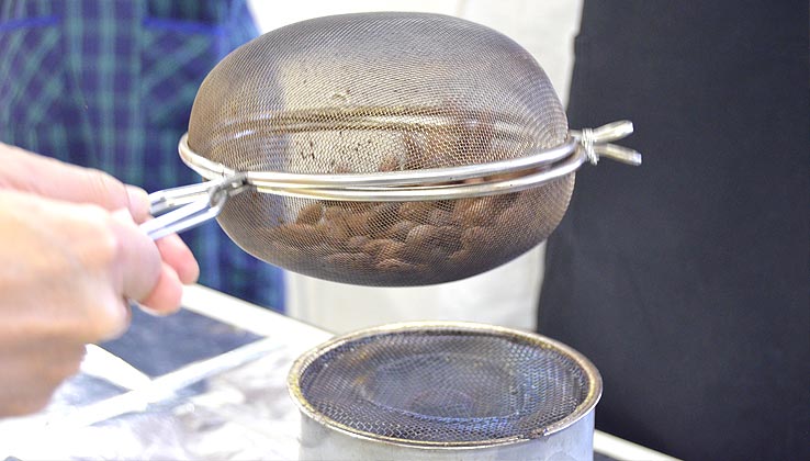 手網式焙煎機に入れ、火にかける