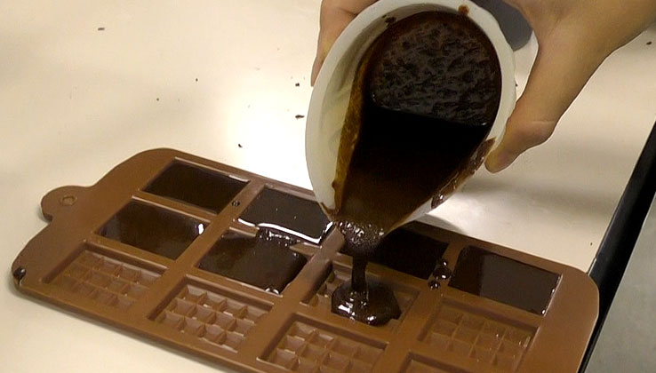 チョコレートを型に流し込んで