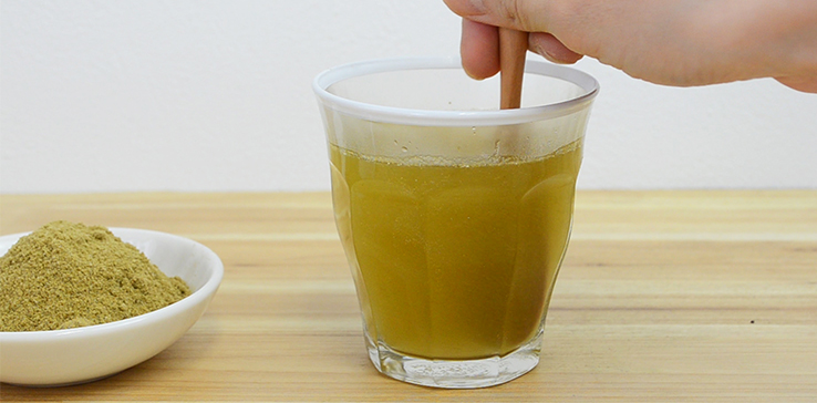 粉末をかき混ぜる