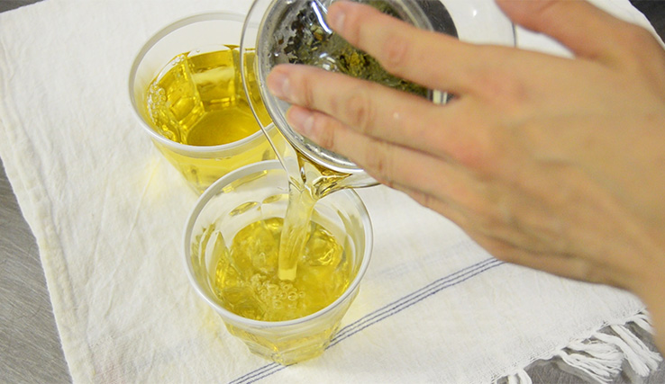 グァバの葉茶を注ぐ