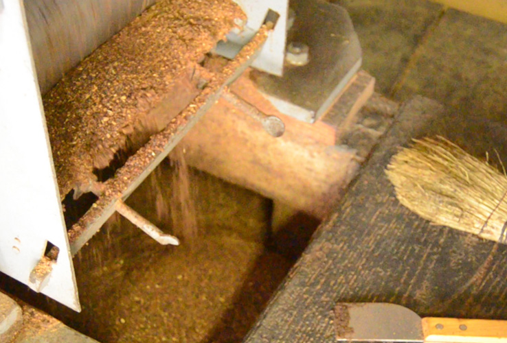 菜種を圧編機にかける