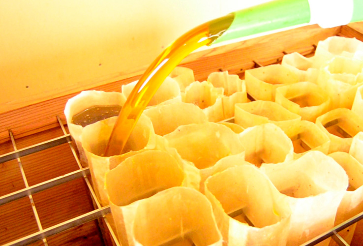 手漉き和紙フィルターで濾過する