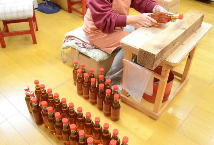 菜種油のラベル貼り