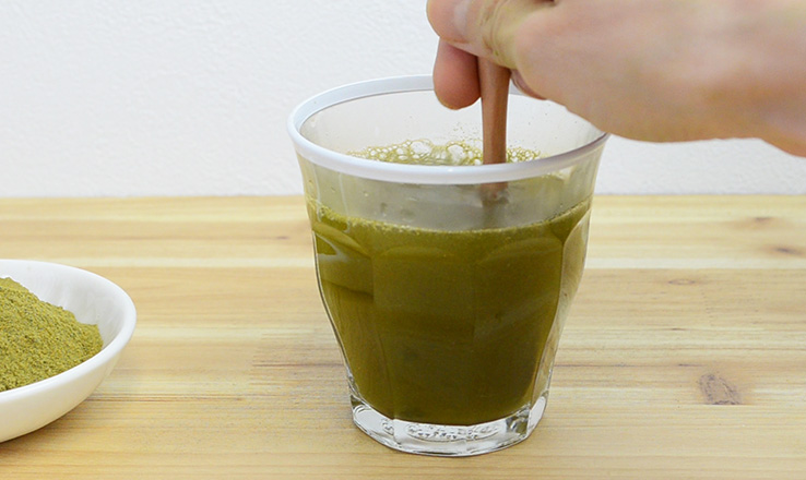 粉末をかき混ぜる