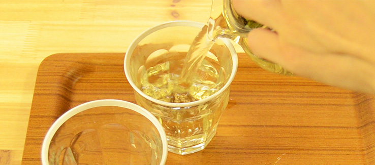 柿の葉茶を注ぐ