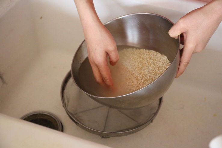 麦を洗う