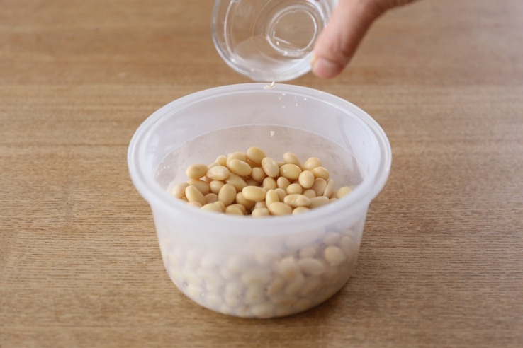 納豆菌をまぶす