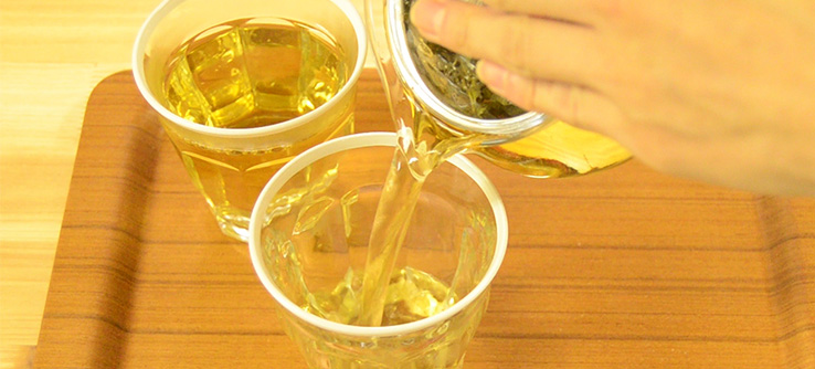 桃の葉茶を注ぐ